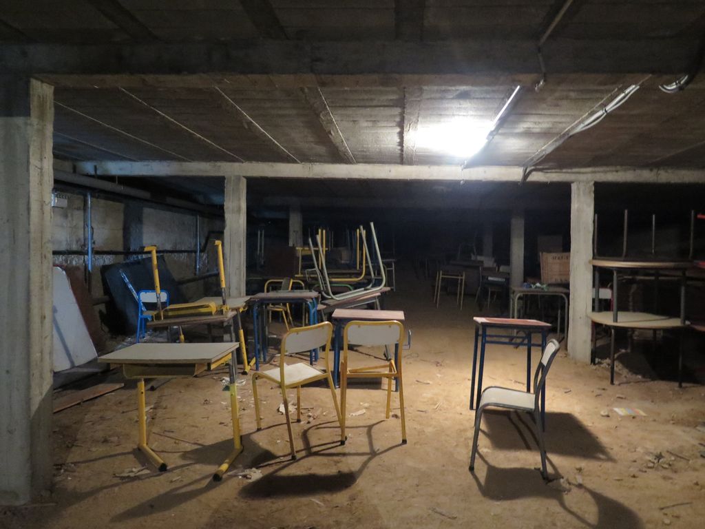 Vide sanitaire côté école des filles. Mobilier scolaire divers.