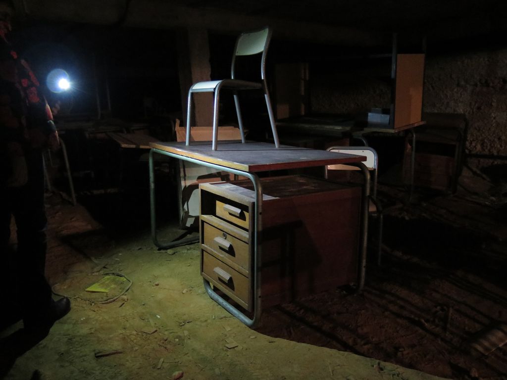 Vide sanitaire côté école des filles. Mobilier scolaire divers.
