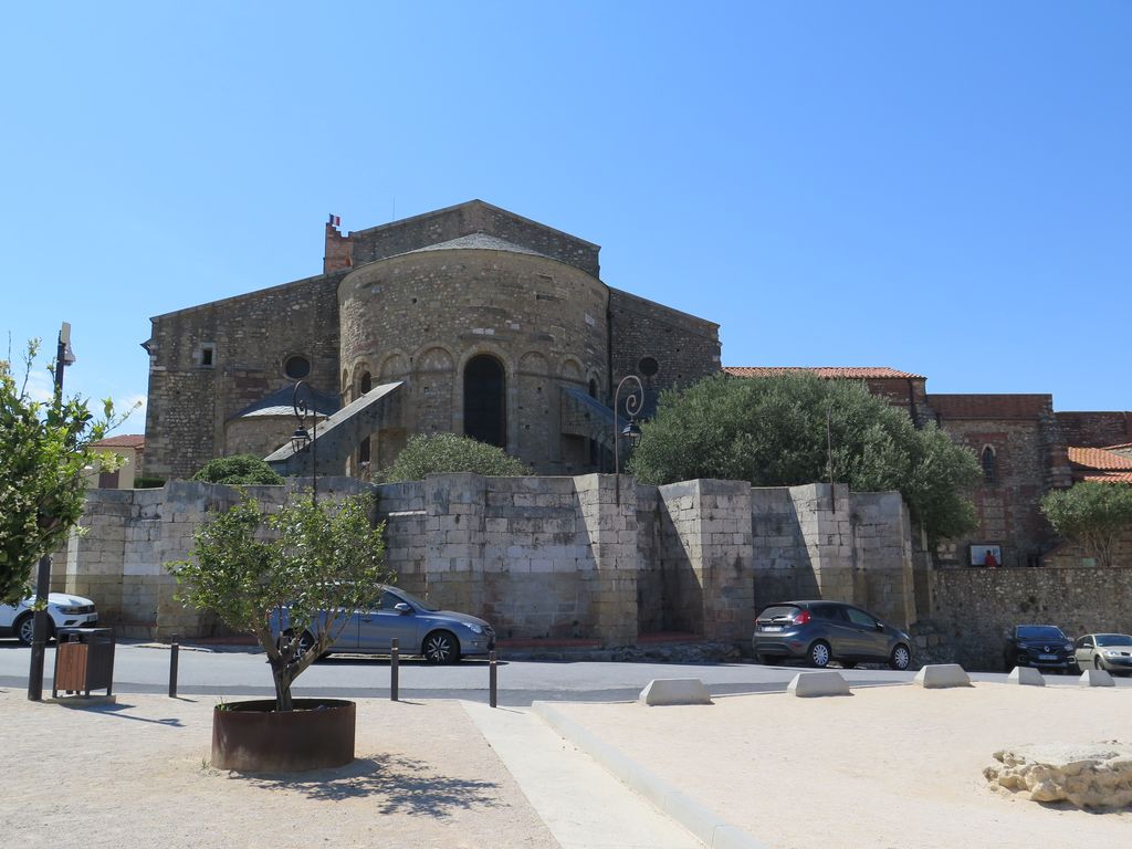 La cathédrale romane et au premier plan les vestiges de la cathédrale primitive.