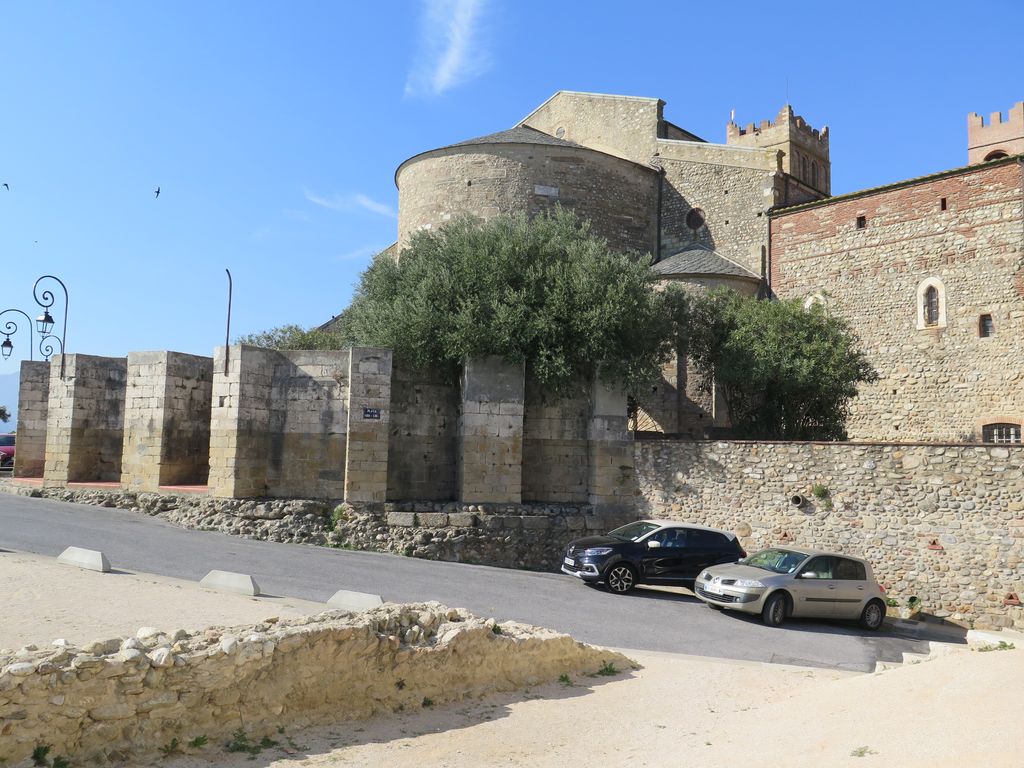 La cathédrale romane et au premier plan les vestiges de la cathédrale primitive.