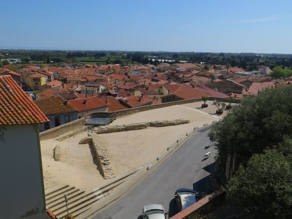 Les vestiges de la cathédrale primitive contre le rempart de la ville haute. Vue vers l’est et la ville basse.