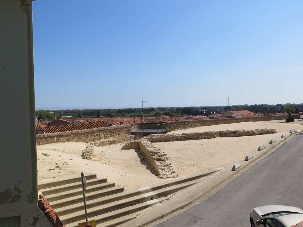 Les vestiges de la cathédrale primitive contre le rempart de la ville haute. Vue vers l’est et la ville basse.