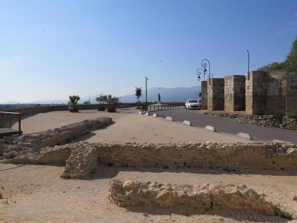 Les vestiges de la cathédrale primitive et le développement du plateau des Garaffes vers le sud.