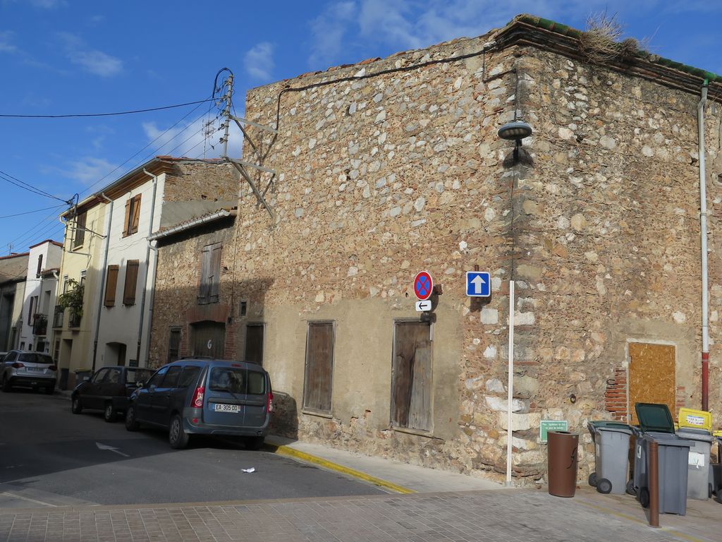 Façades des dépendances et garage.