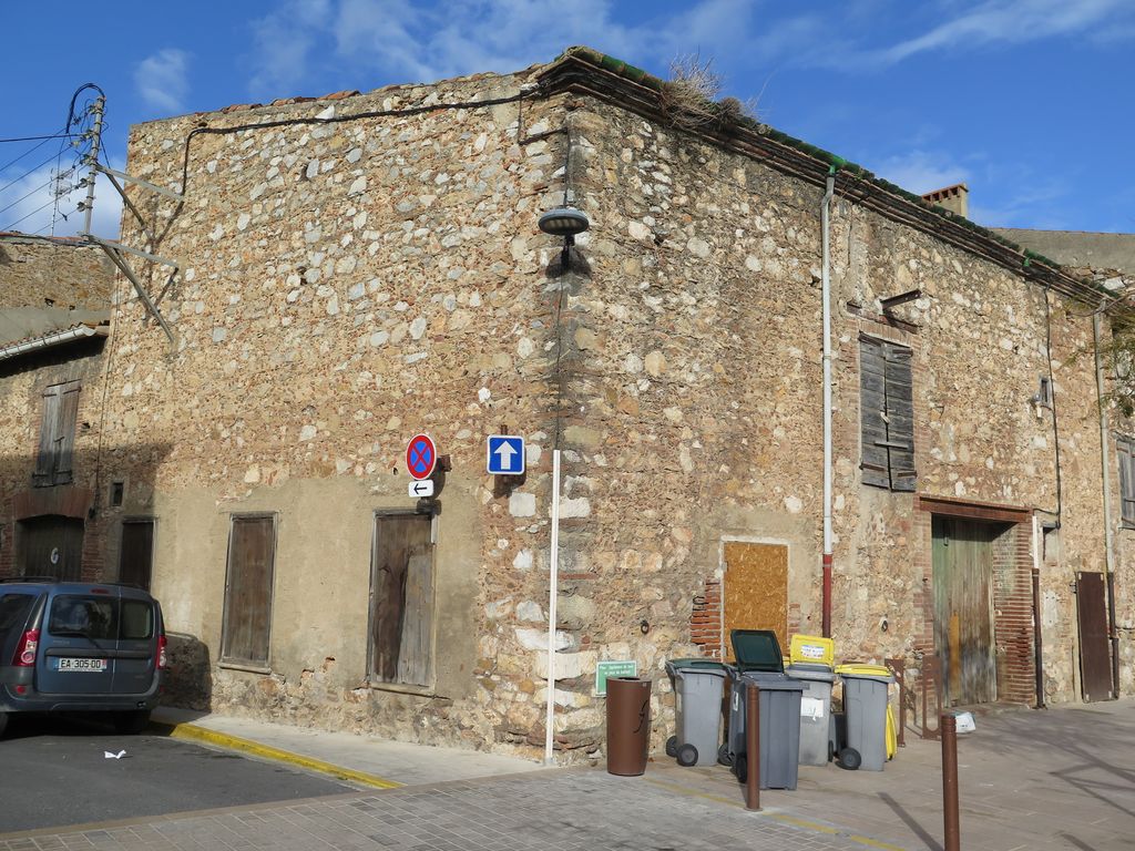 Façades des dépendances et garage.