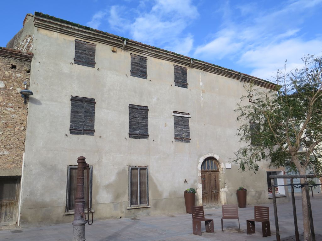 Façade de la maison sur la place Commandant Puig.