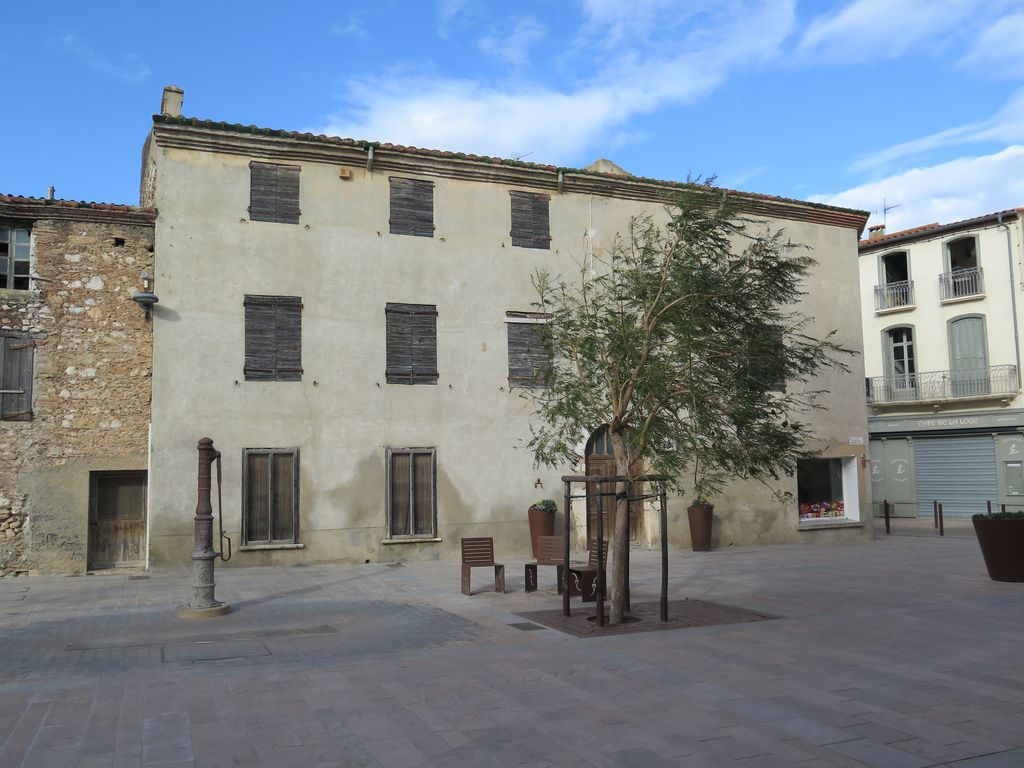 Façade de la maison sur la place Commandant Puig.