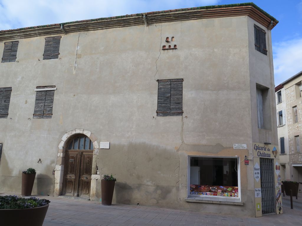 Angle de la façade de la maison sur la place Commandant Puig.