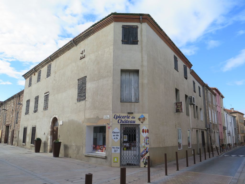 Angle de la façade de la maison sur la place Commandant Puig.