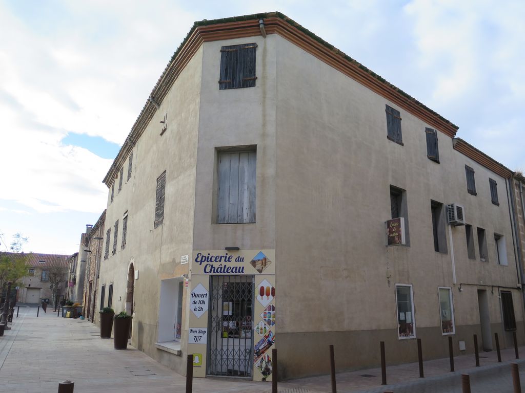 Angle de la façade de la maison sur la place Commandant Puig.