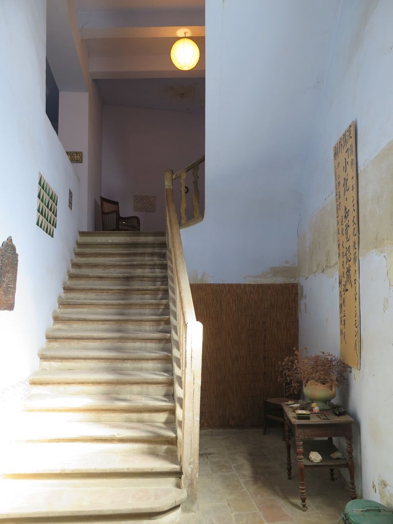 Hall d’entrée et escalier vers l’étage.