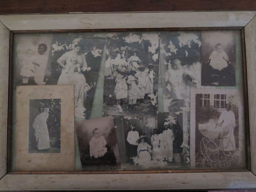 Photographies de famille dans la chambre de Claude Simon.