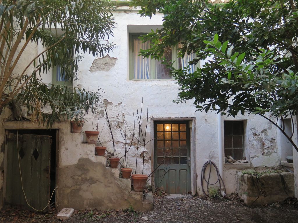 Cour parcelle 112. Vue vers l’ancienne cuisine.