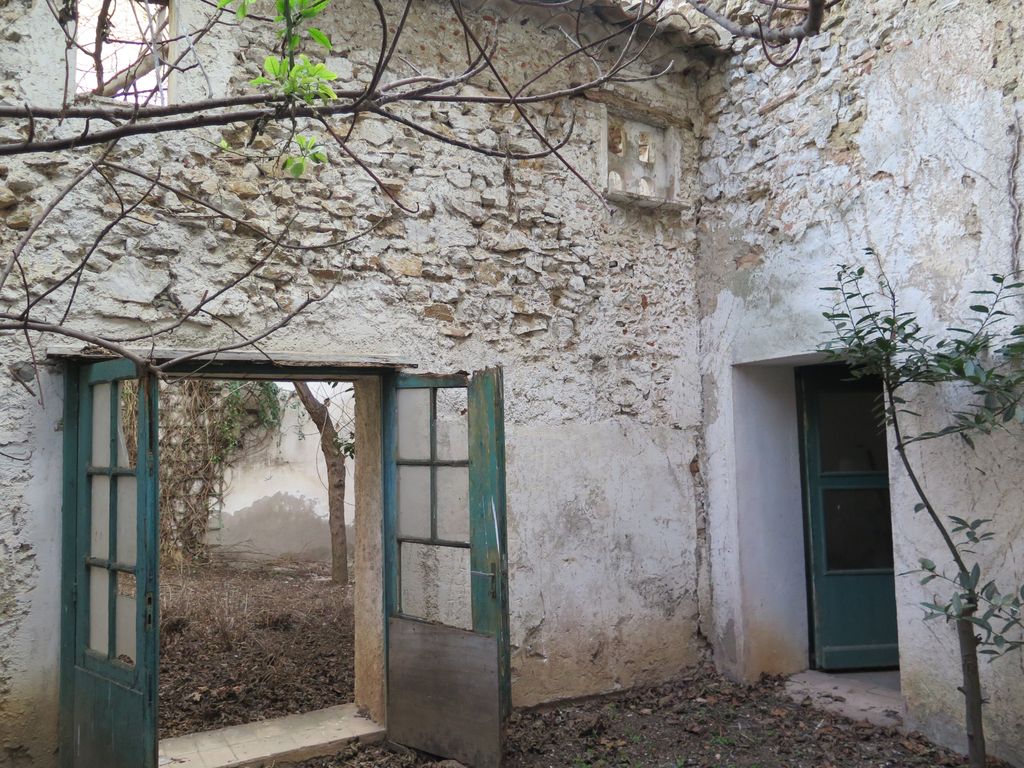 Cour intérieure donnant sur une autre cour intérieure (parcelle 113).