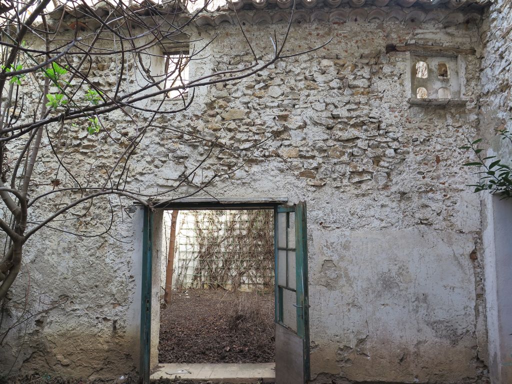 Cour intérieure donnant sur une autre cour intérieure (parcelle 113), ancienne maison dont il ne reste que les murs.