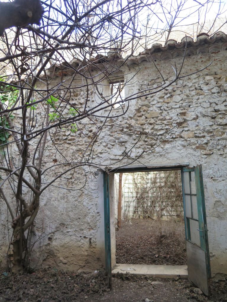 Cour intérieure donnant sur une autre cour intérieure (parcelle 113), ancienne maison dont il ne reste que les murs.