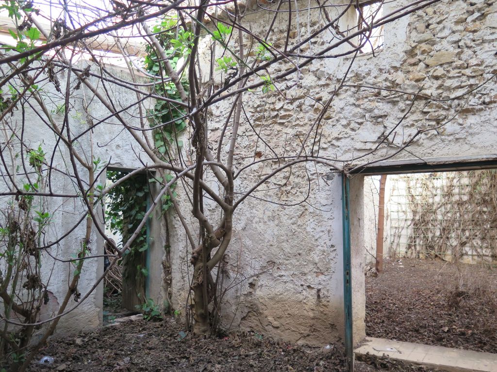 Cour intérieure donnant sur une autre cour intérieure (parcelle 113), ancienne maison dont il ne reste que les murs.