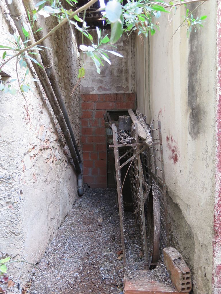 Anciennes cuves viticoles sur la parcelle 117, au fond un passage donnait latéralement sur la rue qui traverse le village du nord au sud, contre la parcelle 116.