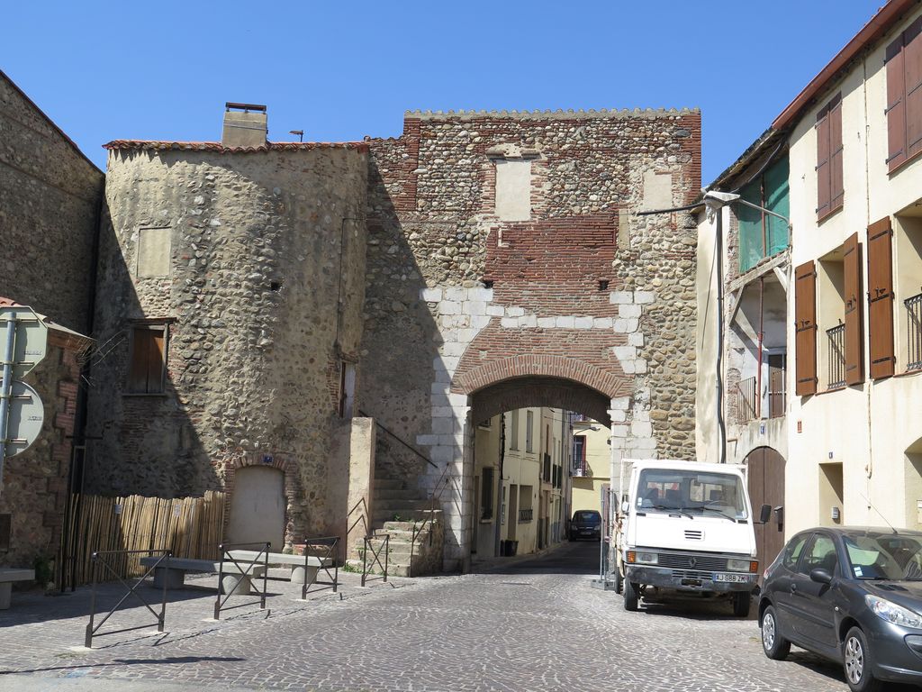 Vue d’ensemble de la porte depuis l’extérieur de l’enceinte de la ville basse.