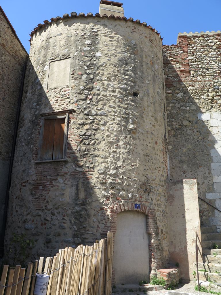 Vue d’ensemble de la porte depuis l’extérieur de l’enceinte de la ville basse.