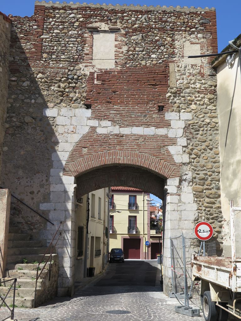 Tour d’enceinte de la ville basse jouxtant la porte de Collioure.