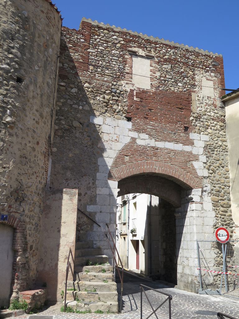 Porte de Collioure côté extérieur de l’enceinte de la ville basse.