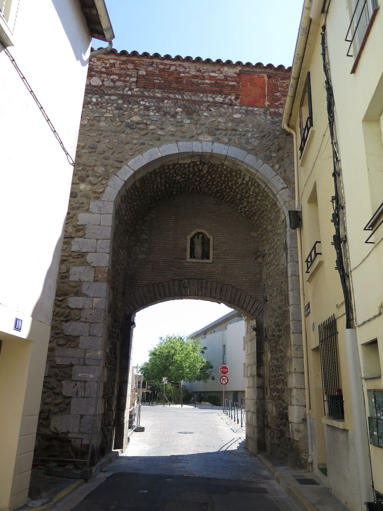 Vue d’ensemble de la porte depuis l’intérieur de l’enceinte de la ville basse.