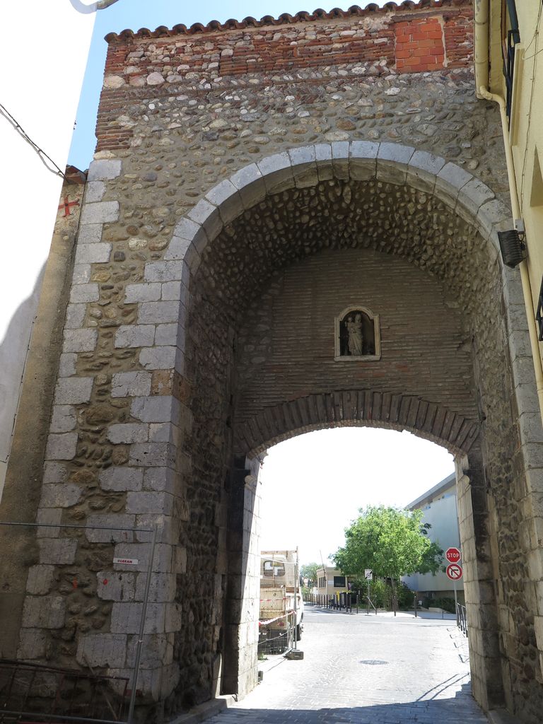 Vue d’ensemble de la porte depuis l’intérieur de l’enceinte de la ville basse.