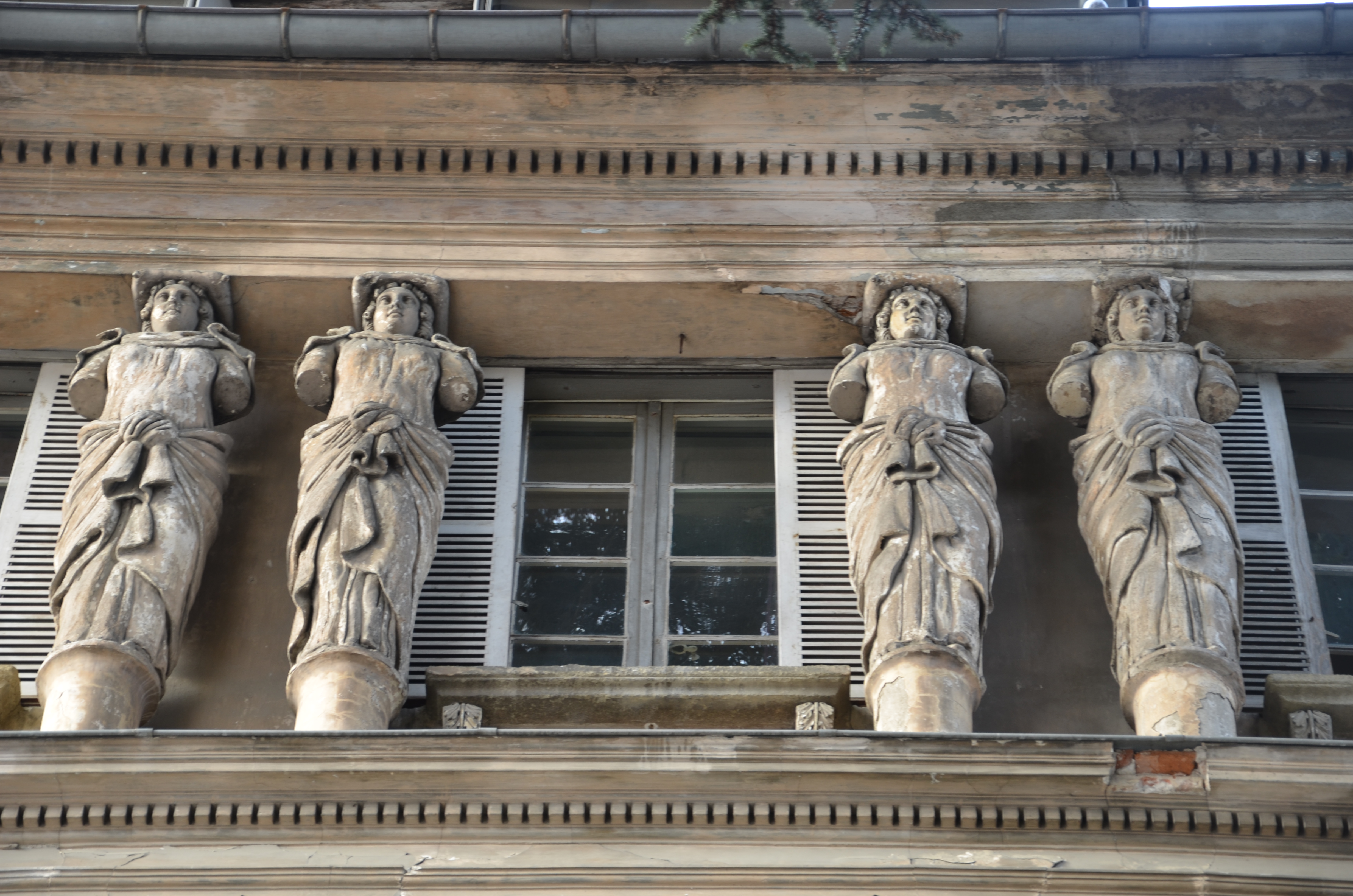 façade sur rue, détail des sculptures au dernier niveau