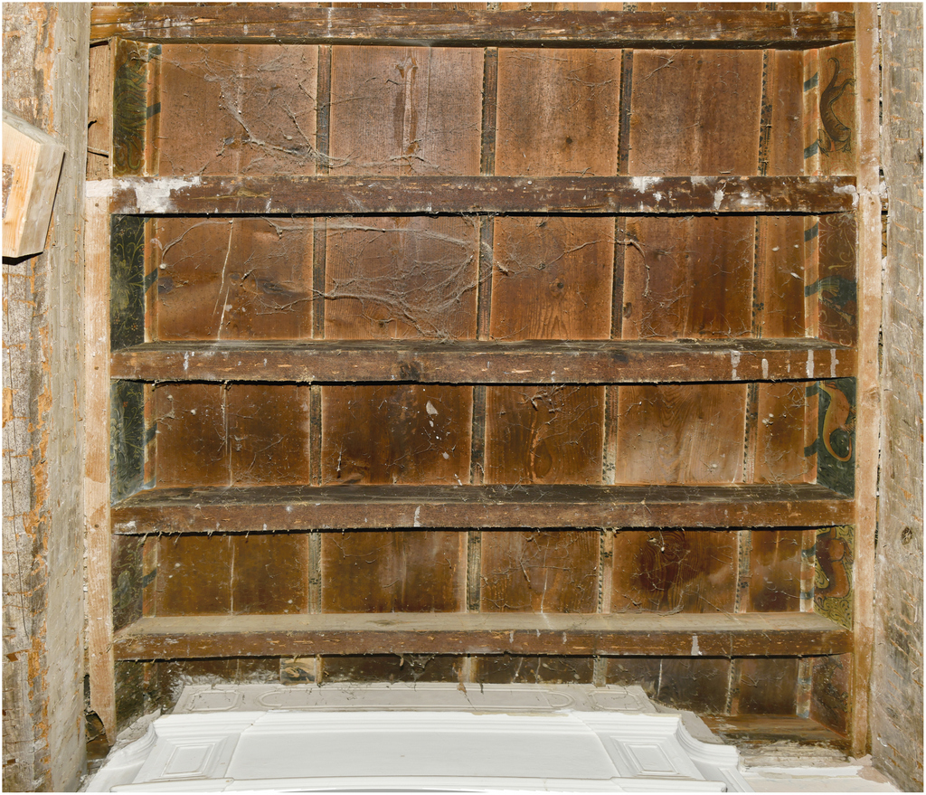 Parcelle B 1840. 1er étage. Pièce de gauche. Plafond avec couvre-joints