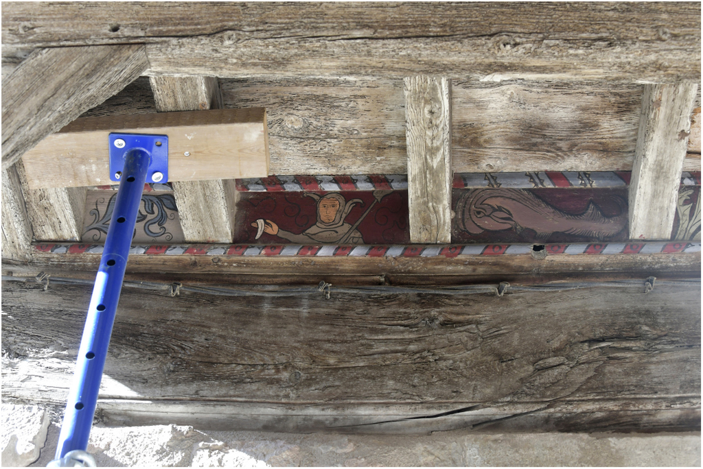 Façade sur la rue. Consoles et peintures entre les poutrelles