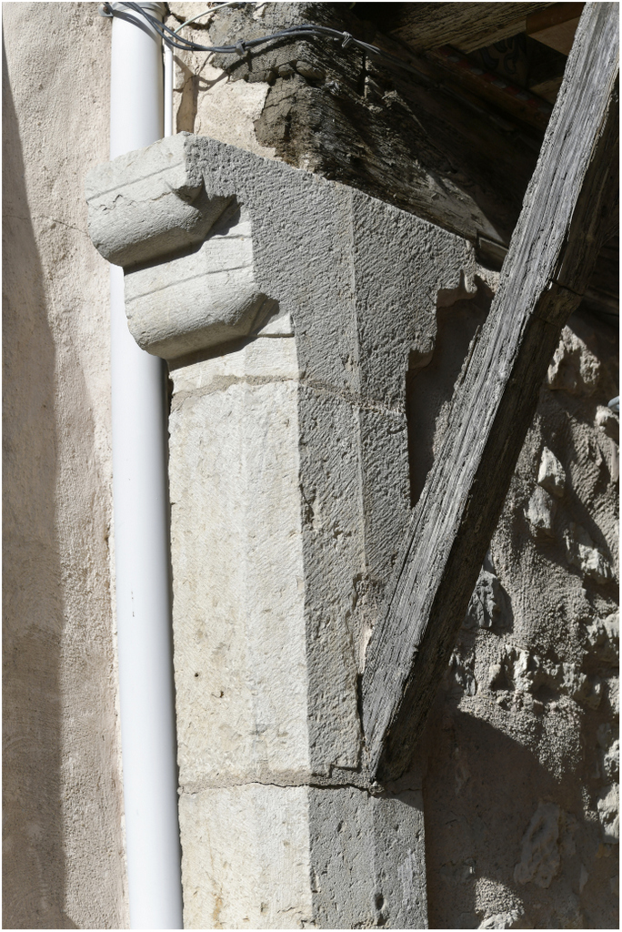 Façade 5 rue des Mazels. Piliers soutenant la partie en encorbellement