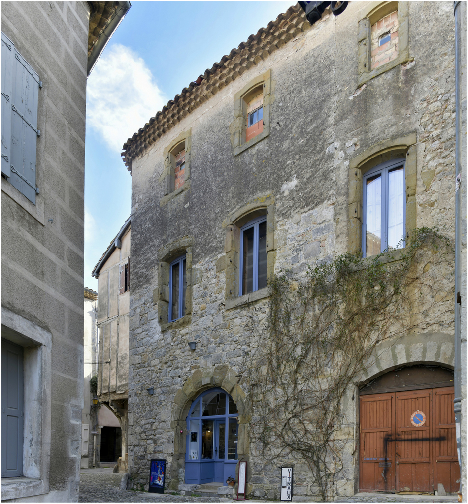 Maison construite au XIXe à l’ouest de la maison Lautier (menuiseries bleues)