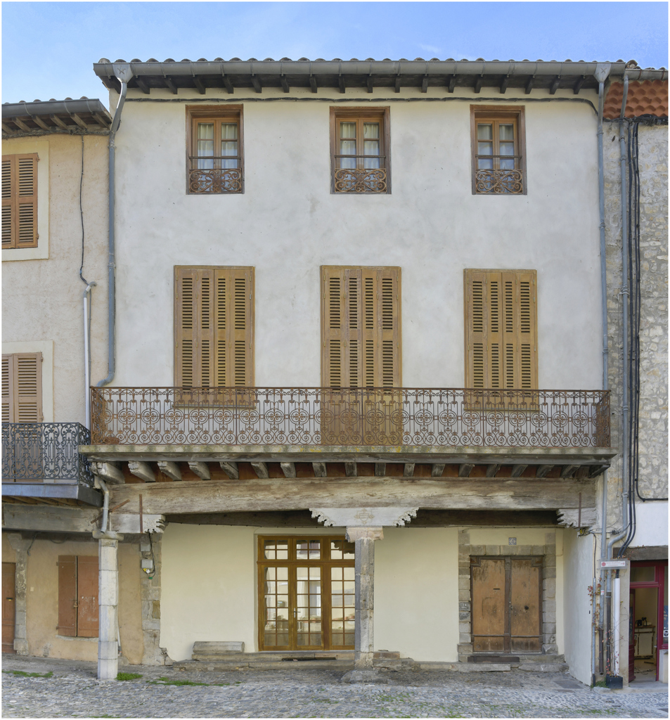 Façade sur la place