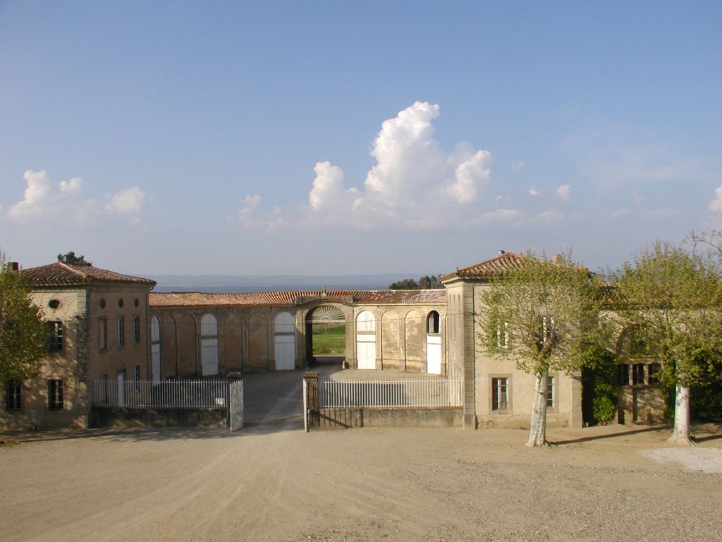 Communs vus depuis le château.