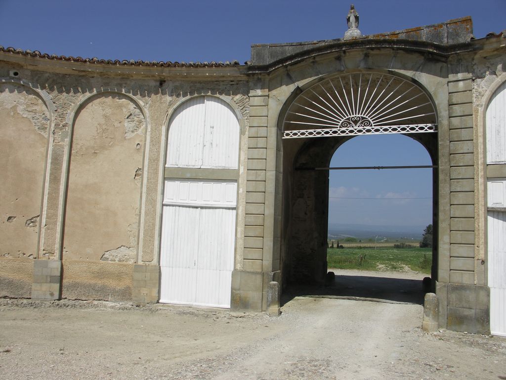 Communs. Cour semi-circulaire des communs.