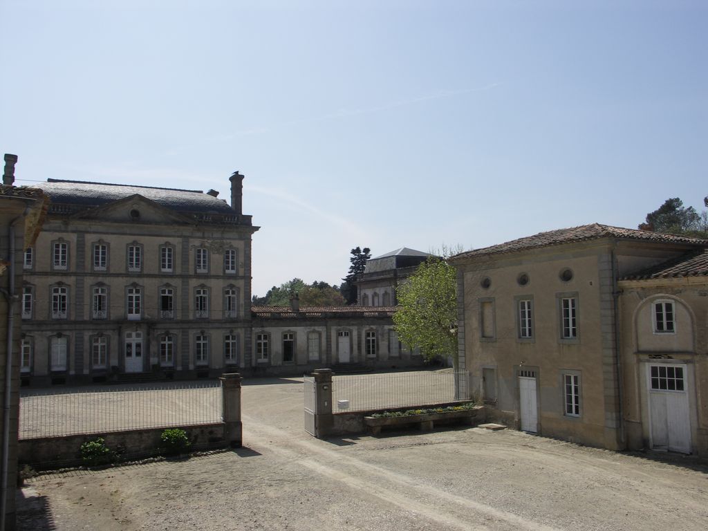 Communs. Le château vu depuis la cour des communs.