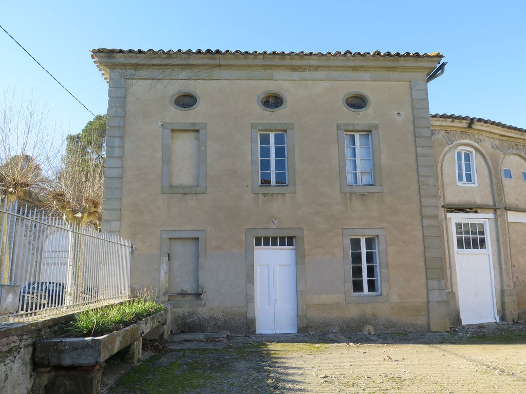 Communs. Cour semi-circulaire des communs. Pavillon du régisseur, ouest.