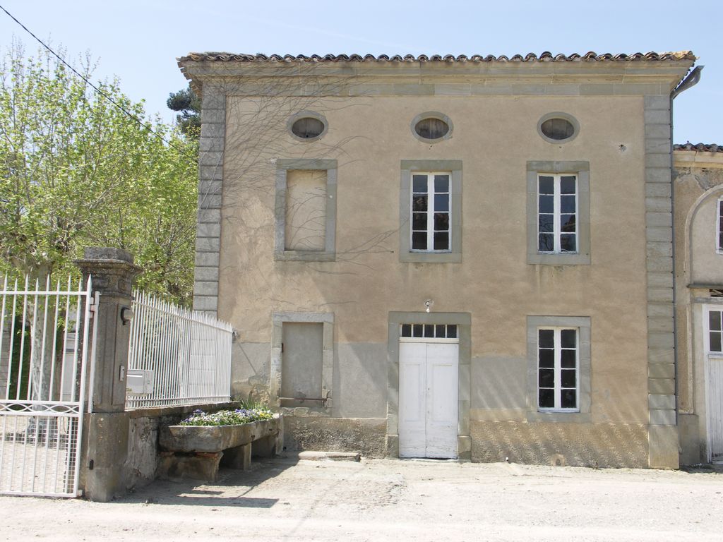 Communs. Cour semi-circulaire des communs. Pavillon du régisseur, ouest.