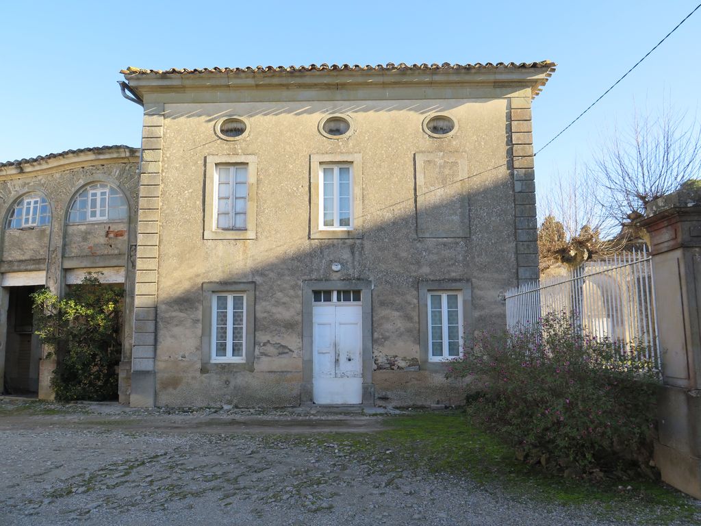 Communs. Cour semi-circulaire des communs. Pavillon du régisseur, est.