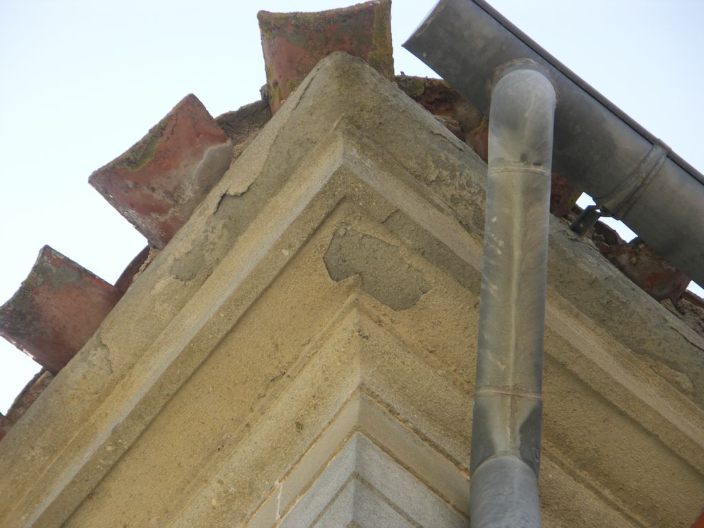 Communs. Cour semi-circulaire des communs. Pavillon du régisseur, est. Détail des corniches.