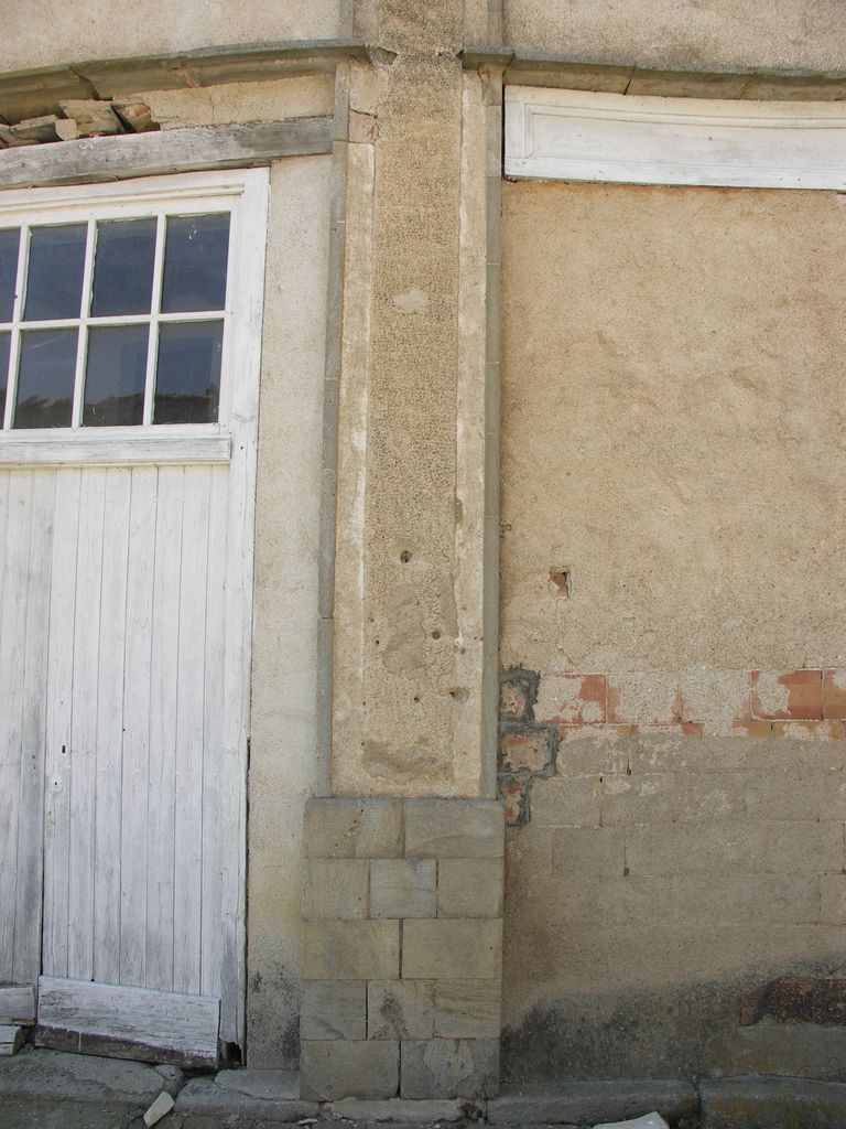 Communs. Cour semi-circulaire des communs. Pavillon du régisseur. Détail de l’enduit des pilastres.