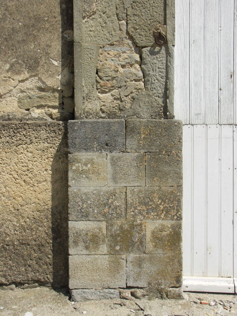 Communs. Cour semi-circulaire des communs. Pavillon du régisseur. Détail  de l’appareil des pilastres.