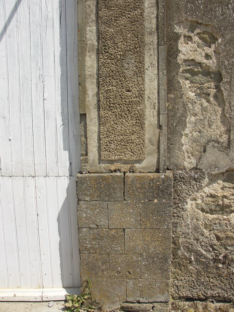 Communs. Cour semi-circulaire des communs. Pavillon du régisseur. Détail de l’enduit des pilastres.