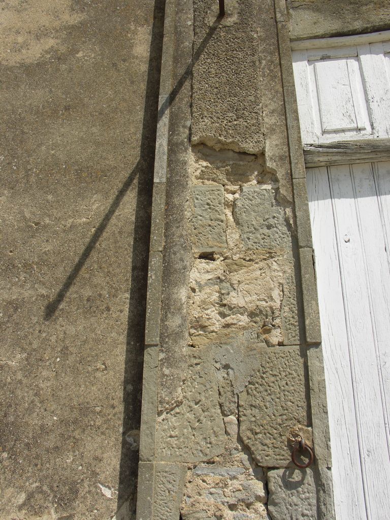 Communs. Cour semi-circulaire des communs. Pavillon du régisseur. Détail de l’enduit des pilastres.