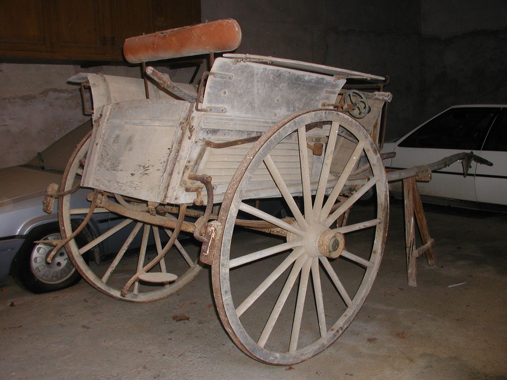 Communs. Cour semi-circulaire des communs. Ecuries. Voiture.