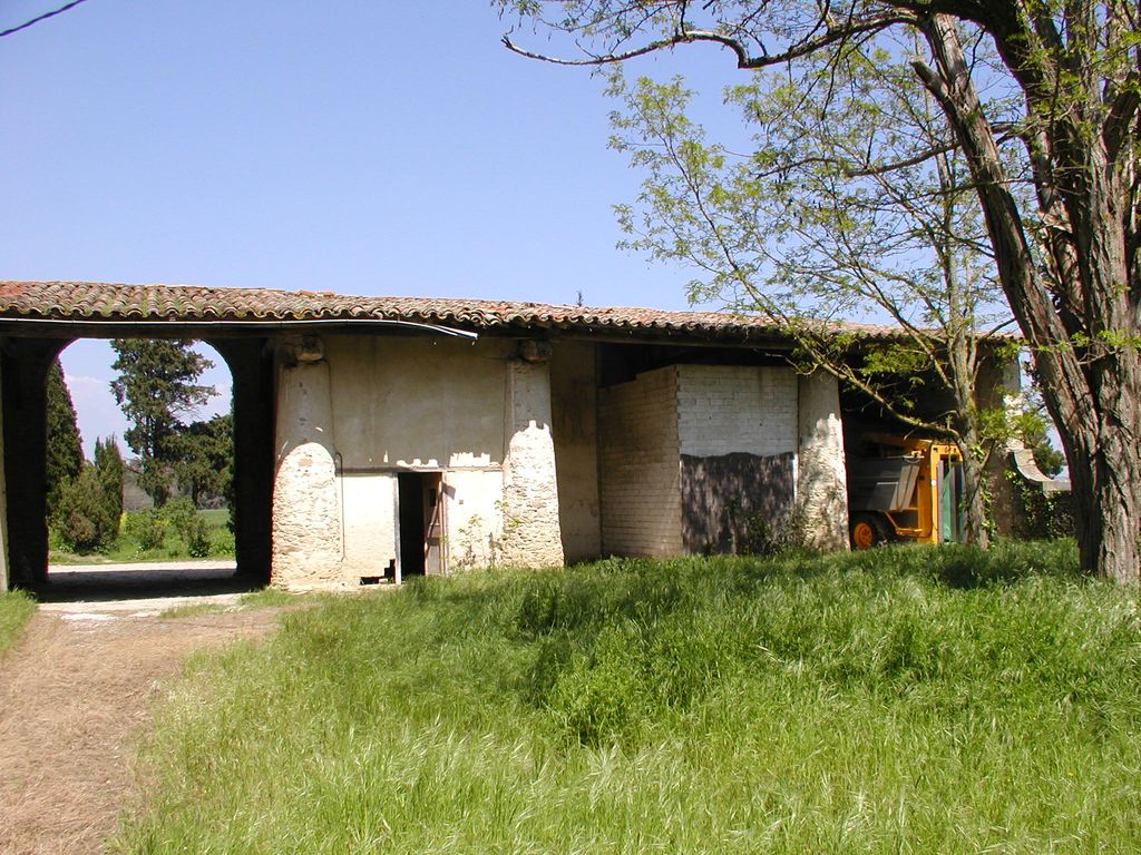 Communs. Aile est. Cour est et bâtiment fermant la cour au nord.