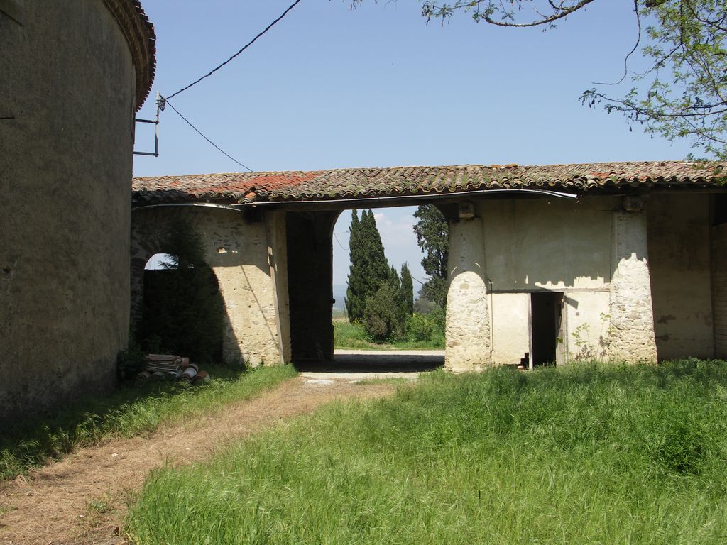 Communs. Aile est. Cour est et bâtiment fermant la cour au nord.