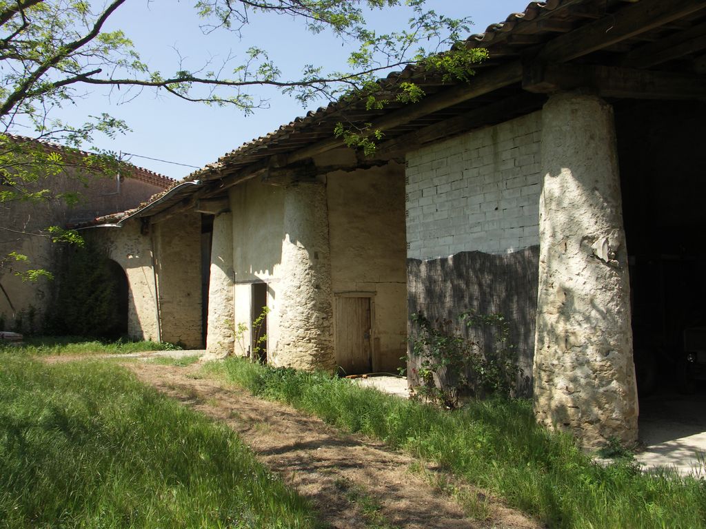 Communs. Aile est. Cour est et bâtiment fermant la cour au nord.