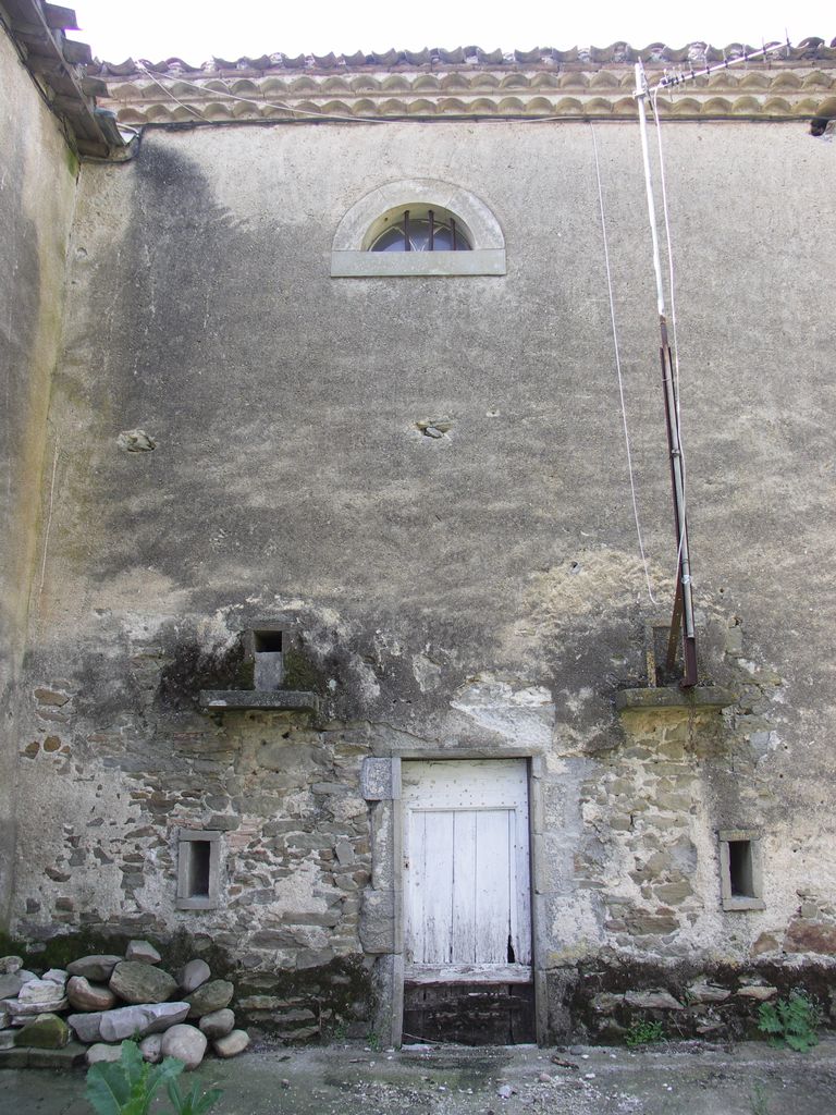 Communs. Aile est. Cour est et façade est des communs.